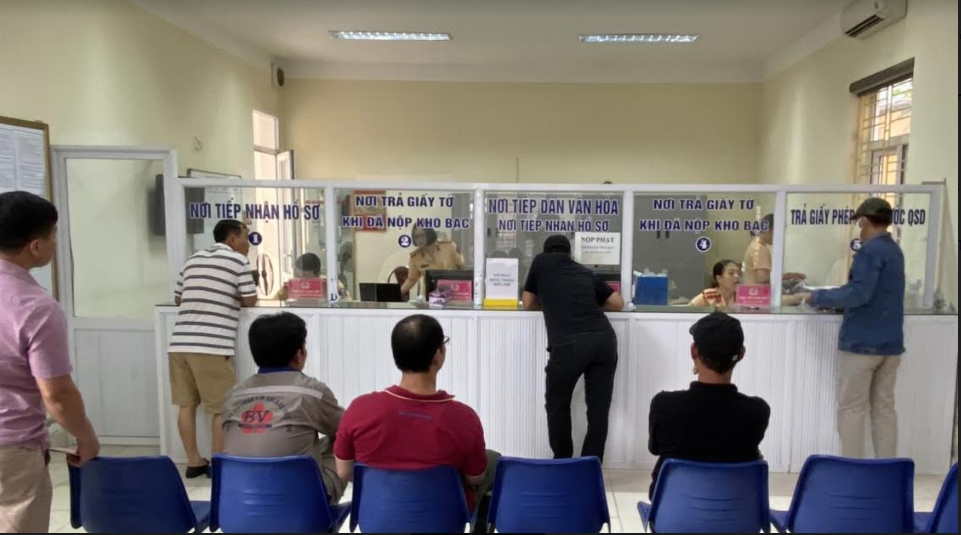 Phòng CSGT đường bộ - đường sắt:  Tăng cường CBCS làm thêm giờ giải quyết thủ tục hành chính phục vụ nhân dân